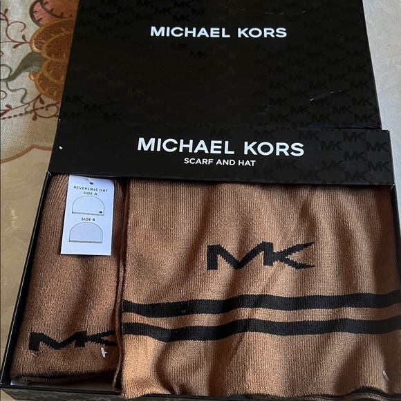 Michael Kors Camel and Black Reversible Hat and Scarf Set NWT - Picture 1 of 6